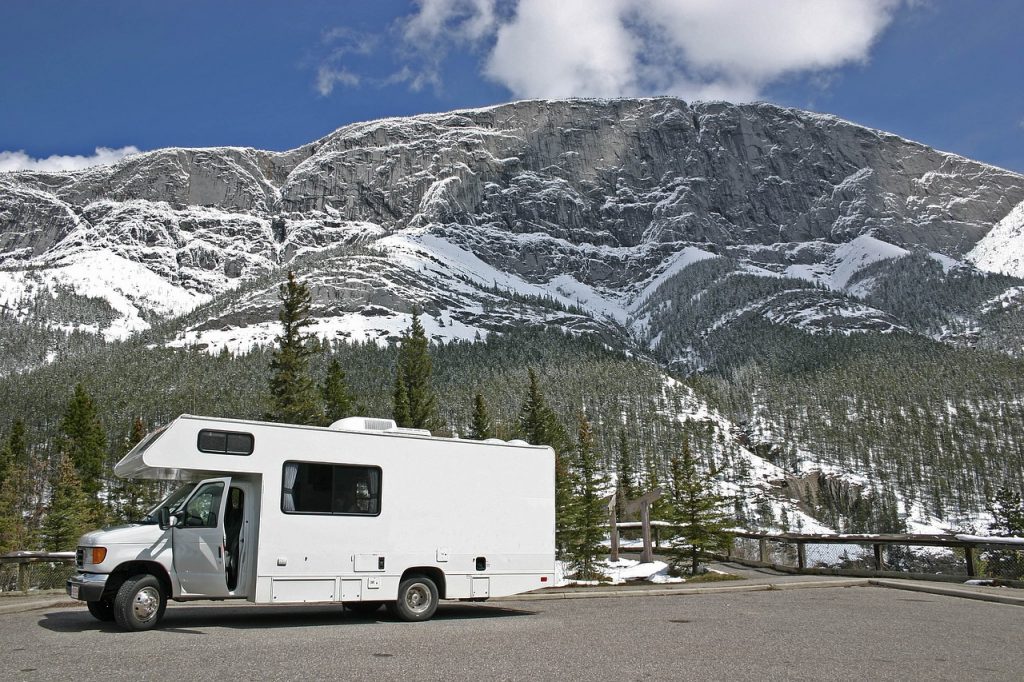 Wohnmobil beim Wintercamping
